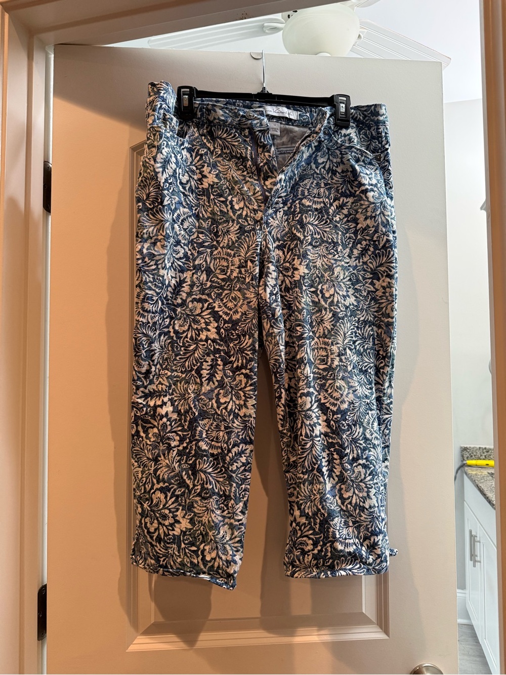 Gloria Vanderbilt Navy and White Floral Cropped Pants
